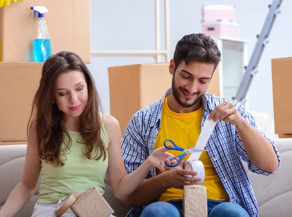 Familia preparándose para la Navidad después de la reubicación — Foto de Stock