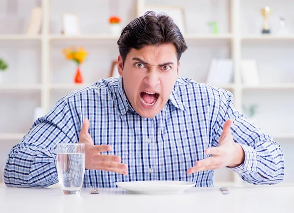 Homem em dieta à espera de comida no restaurante — Fotografia de Stock