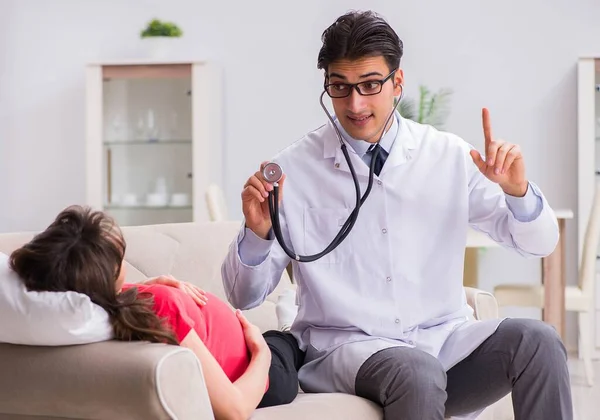 Zwangere vrouw patiënt op bezoek arts voor regelmatige check-up — Stockfoto