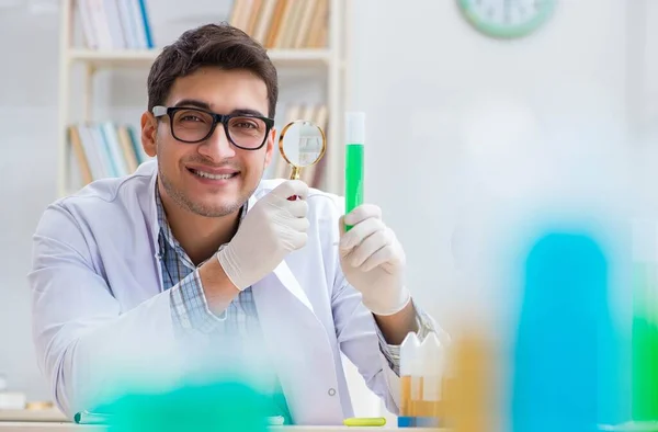 Joven estudiante de química trabajando en laboratorio sobre productos químicos —  Fotos de Stock