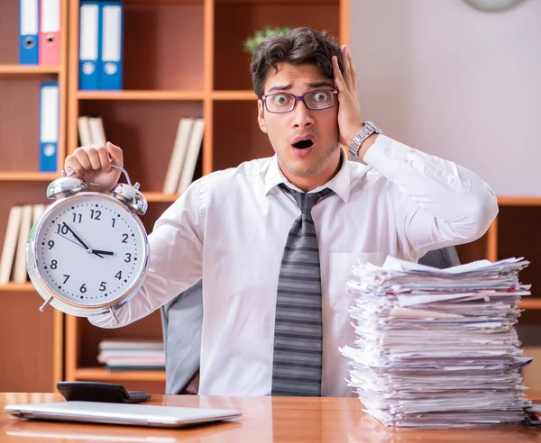 Junger gutaussehender Geschäftsmann unzufrieden mit exzessiver Arbeit — Stockfoto