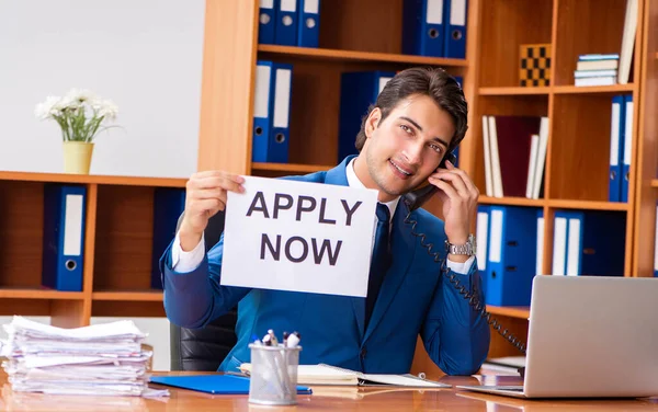 Jeune employé travaillant au bureau — Photo