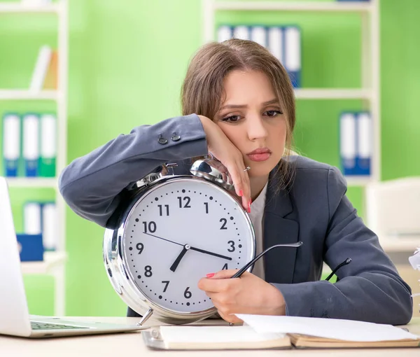 Jonge vrouwelijke werknemer zeer druk met lopende papierwerk in de tijd m — Stockfoto