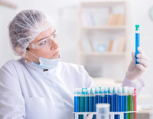 Mulher química que trabalha no laboratório de clínica hospitalar — Fotografia de Stock