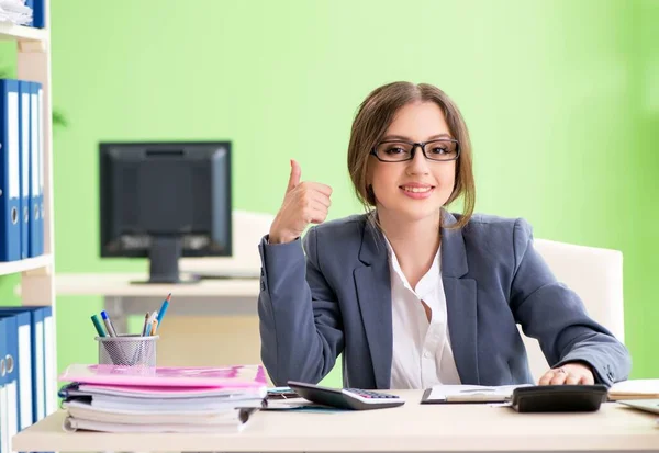 Gestora financiera femenina trabajando en la oficina — Foto de Stock