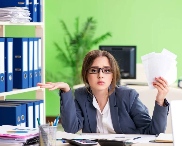 Gerente financeira do sexo feminino que trabalha no escritório — Fotografia de Stock