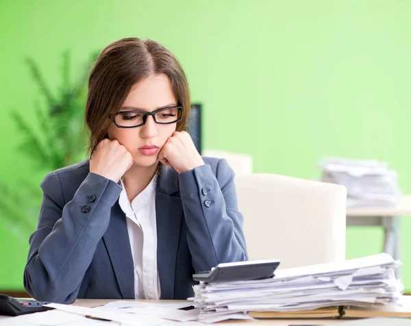 Vrouwelijke financieel manager werkzaam in het kantoor — Stockfoto