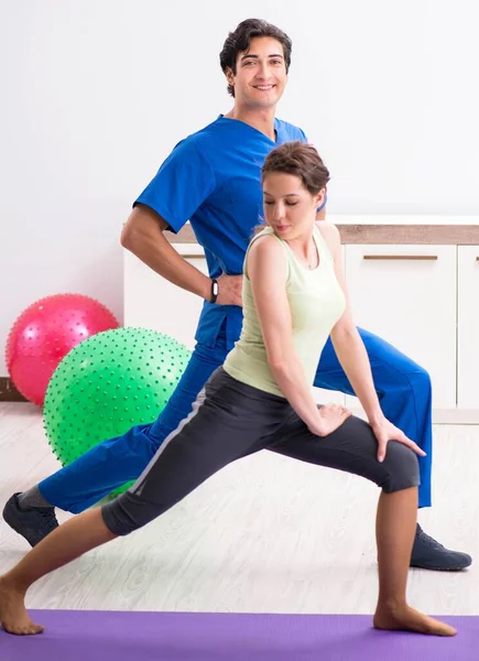 Fitness instruktor pomáhá sportovci během cvičení — Stock fotografie