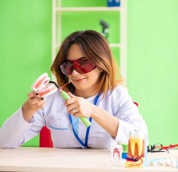 Femme dentiste travaillant sur implant dentaire — Photo