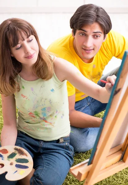 Pareja joven disfrutando de la pintura en casa — Foto de Stock