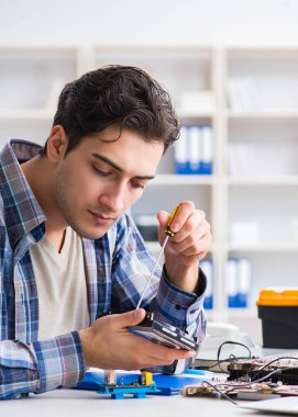 Tecrübeli teknikler tarafından bilgisayar donanımı onarımı ve onarımı