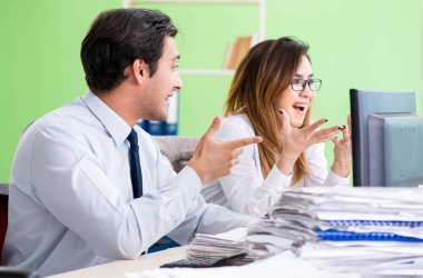 Ofiste çalışan iki meslektaşım.