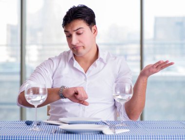 Yakışıklı, yalnız bir adam. RestarAunt 'da randevuda.