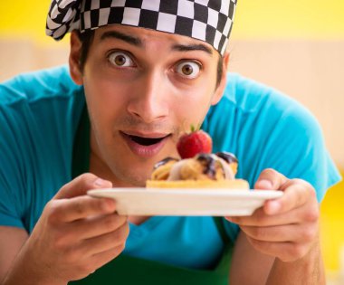 Adam evde pasta hazırlıyor.