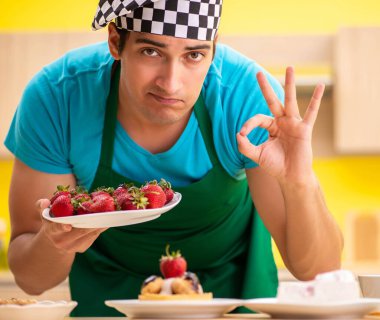 Adam evde pasta hazırlıyor.