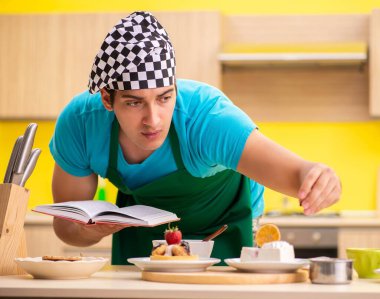 Adam evde pasta hazırlıyor.