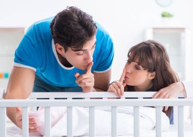 Bebek karyolasında mutlu bir aile