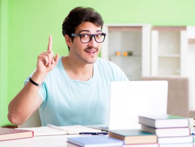 Evde üniversite sınavlarına hazırlanan öğrenci