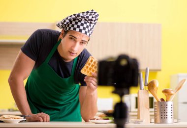 Genç şef blogcu yemek hazırlığını anlatıyor