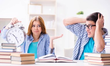 Sınavlara hazırlanmak için iki öğrenci acele ediyor.