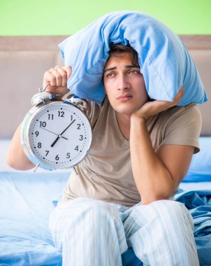 Uykusuzluk çeken bir adam.