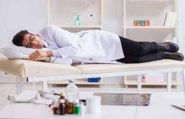 Hastanedeki karmaşık ameliyattan sonra doktor dinleniyor.