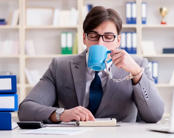 Homme d'affaires enchaîné avec des menottes à son café — Photo