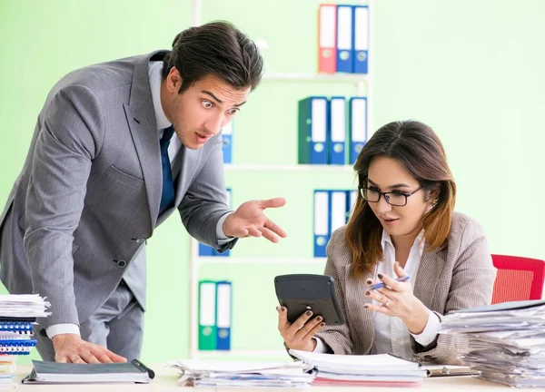 Två finansspecialister som arbetar på kontoret — Stockfoto