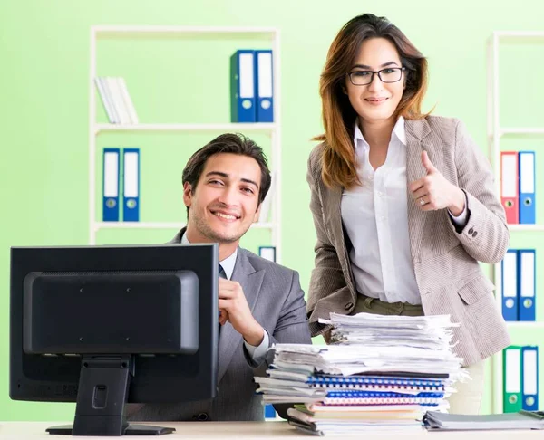 Dos colegas trabajando en la oficina — Foto de Stock