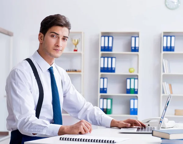 Ung snygg affärsman som arbetar på kontoret — Stockfoto