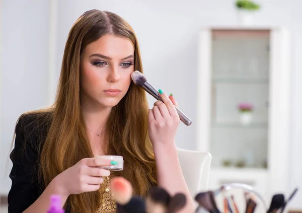 Giovane donna che applica il make-up preparazione per la festa — Foto Stock