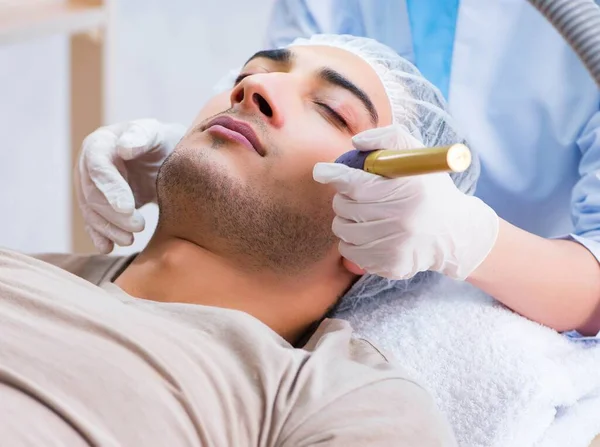 Hombre visitando dermatólogo para la eliminación de cicatrices láser —  Fotos de Stock