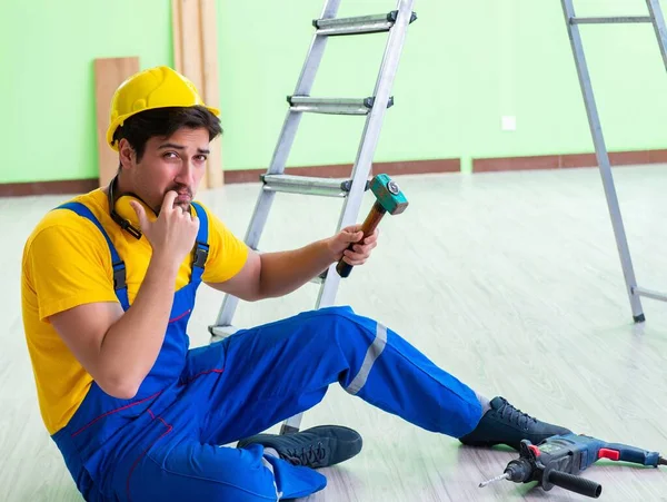 Injured worker at the work site — Stock Photo, Image