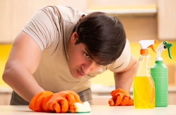 Hombre soltero limpieza cocina en casa — Foto de Stock