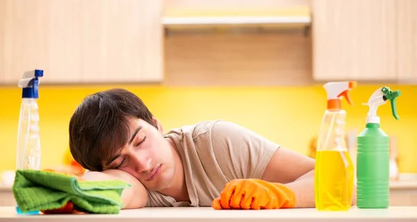 Homem solteiro limpeza cozinha em casa — Fotografia de Stock