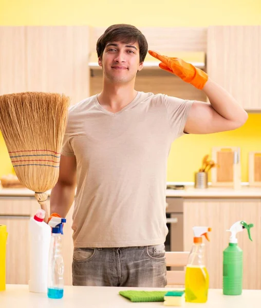 Hombre soltero limpieza cocina en casa — Foto de Stock