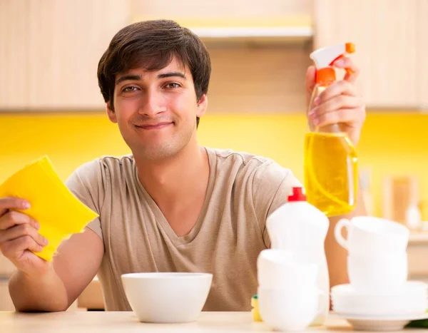 Hombre lavar los platos en casa — Foto de Stock