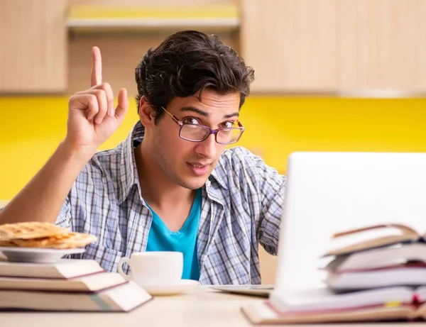 Estudiante preparándose para el examen sentado en la cocina — Foto de Stock