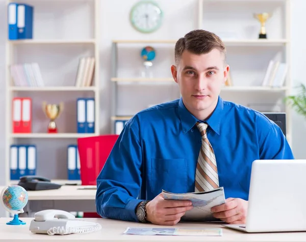 Молодой привлекательный бизнесмен, работающий в офисе за столом — стоковое фото