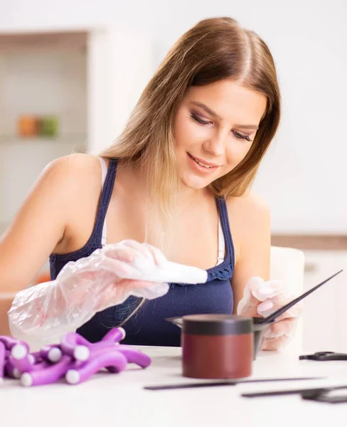 Mujer joven con rizadores en la peluquería — Foto de Stock