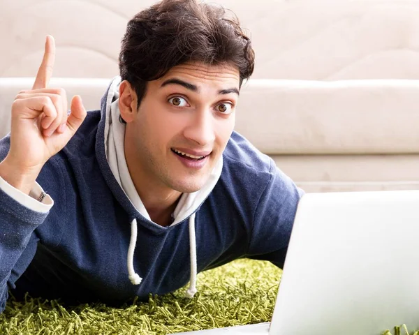 Estudiante guapo trabajando en el proyecto de inicio en casa —  Fotos de Stock