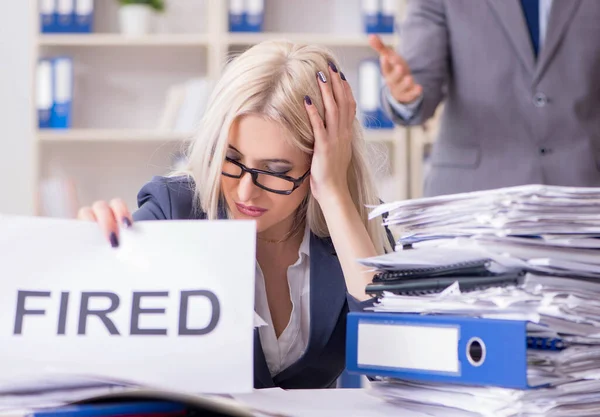 Angry boss firing his assistant secretary — Stock Photo, Image