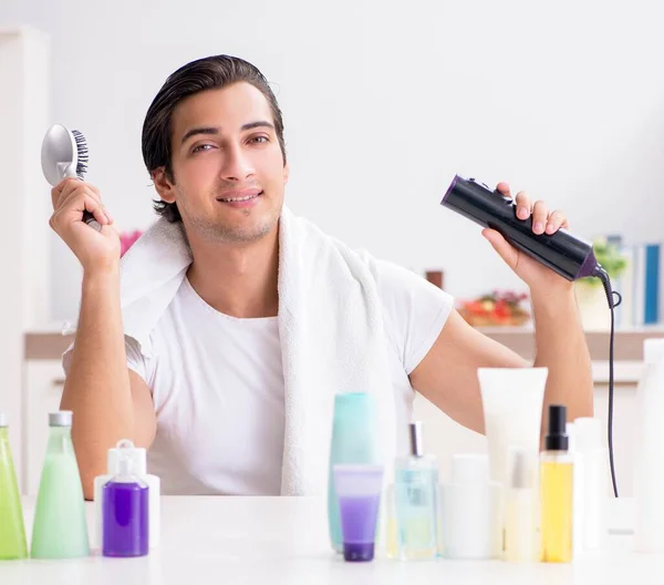 Jeune homme beau dans la salle de bain dans le concept d'hygiène — Photo