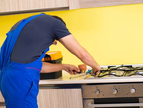 Jovem empreiteiro de serviços montagem de mobiliário de cozinha — Fotografia de Stock