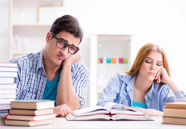 Par de estudantes que estudam para exames universitários — Fotografia de Stock