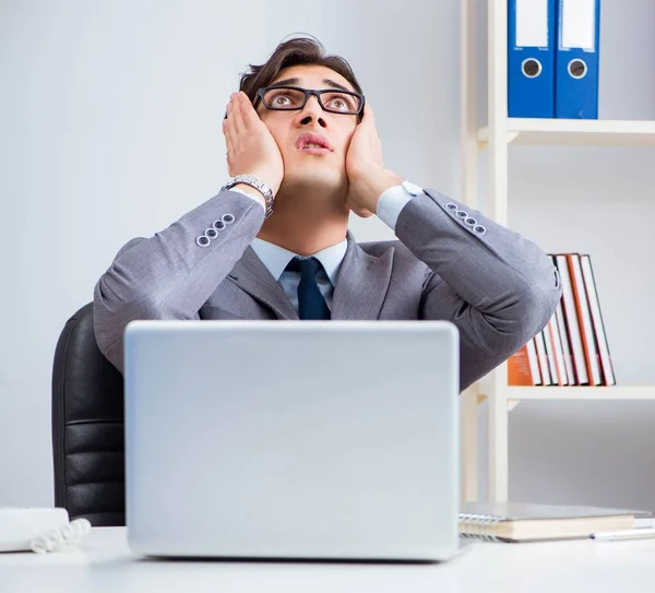 Empresário workaholic lutando com pilha de papelada — Fotografia de Stock