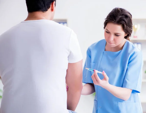 Médico de visita del paciente para la vacunación anual contra la gripe para preve —  Fotos de Stock