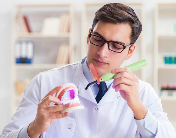 Jovem dentista que trabalha no hospital de odontologia — Fotografia de Stock