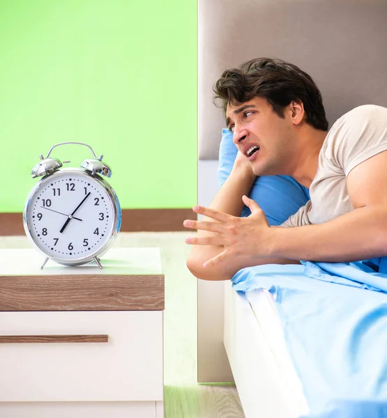 Uomo che ha problemi con il sonno — Foto Stock