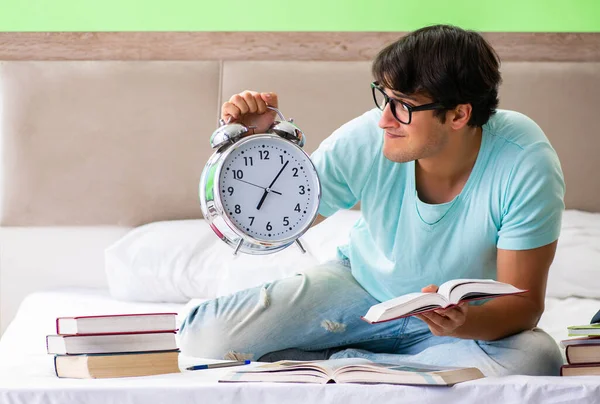 Estudante se preparando para exames em casa no quarto sentado no ser — Fotografia de Stock